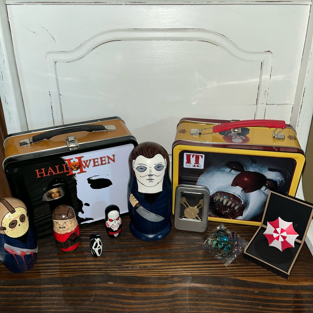 HORROR MOVIES & HALLOWEEN THEMED ITEMS-MICHAEL MYERS, IT, RESIDENT EVIL, BUNDLE!